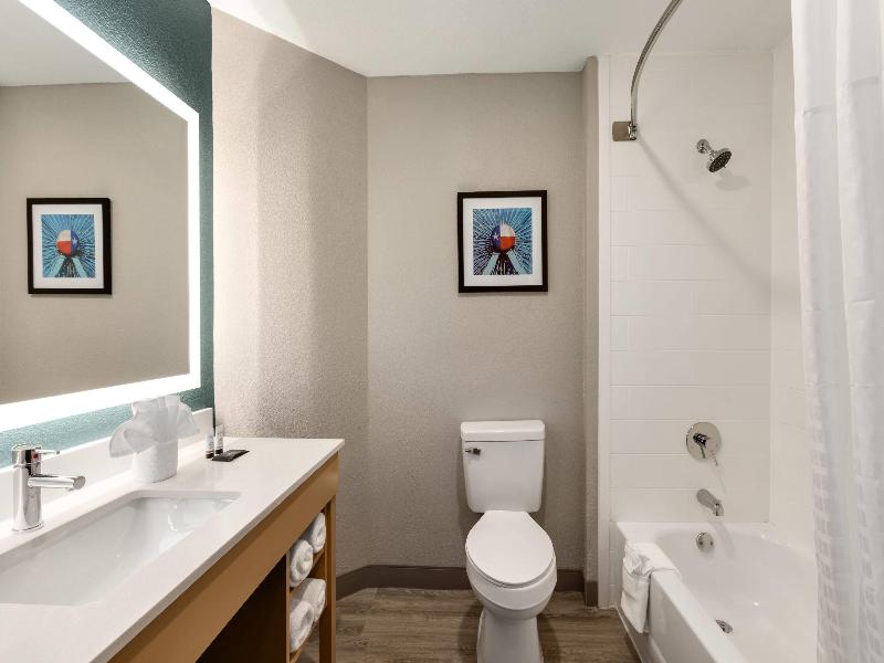La Quinta Inn & Suites Dallas Arlington South image