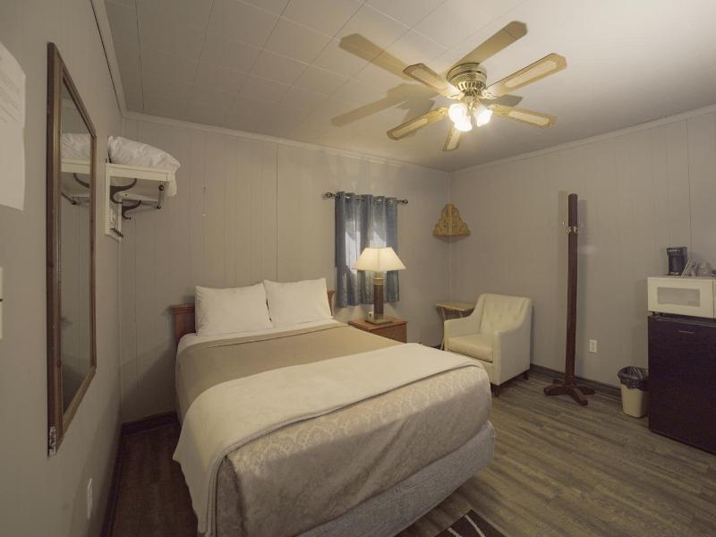 Glen Garry Motel And Cottages image