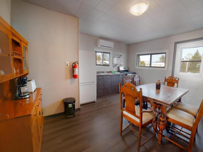 Glen Garry Motel And Cottages image