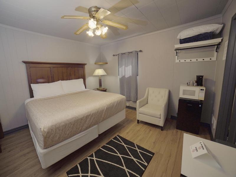 Glen Garry Motel And Cottages image