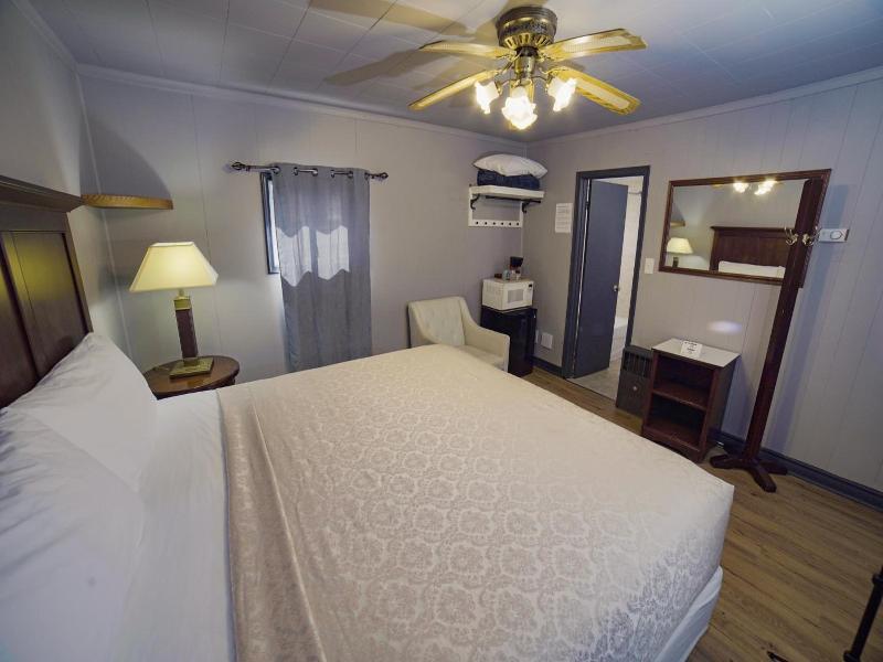 Glen Garry Motel And Cottages image