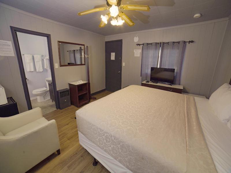 Glen Garry Motel And Cottages image