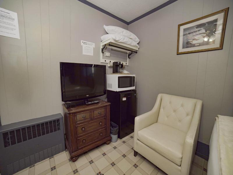 Glen Garry Motel And Cottages image