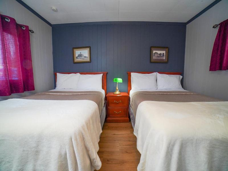 Glen Garry Motel And Cottages image