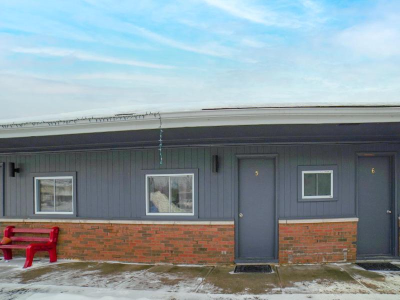 Glen Garry Motel And Cottages image