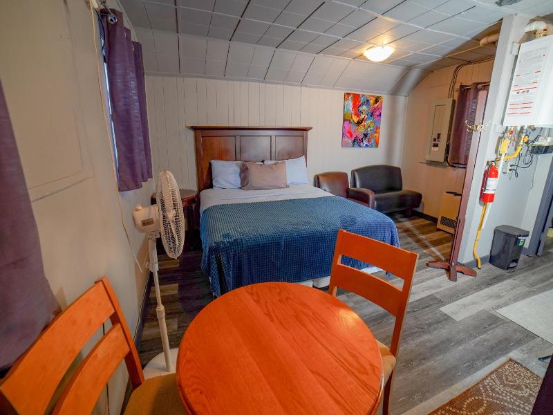 Glen Garry Motel And Cottages image