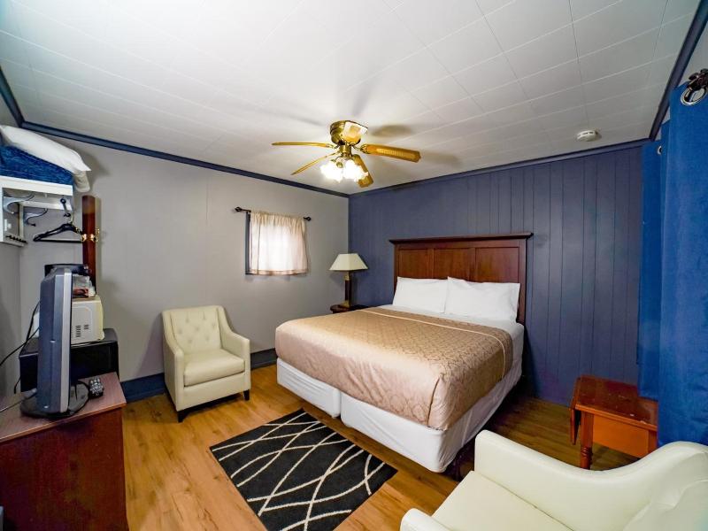 Glen Garry Motel And Cottages image
