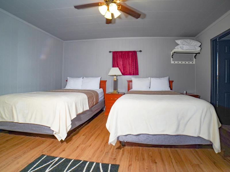 Glen Garry Motel And Cottages image