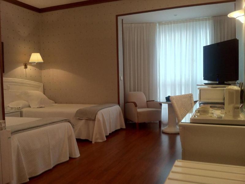 Las Rocas Playa Hotel image
