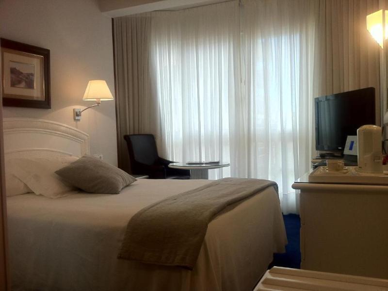 Las Rocas Playa Hotel image