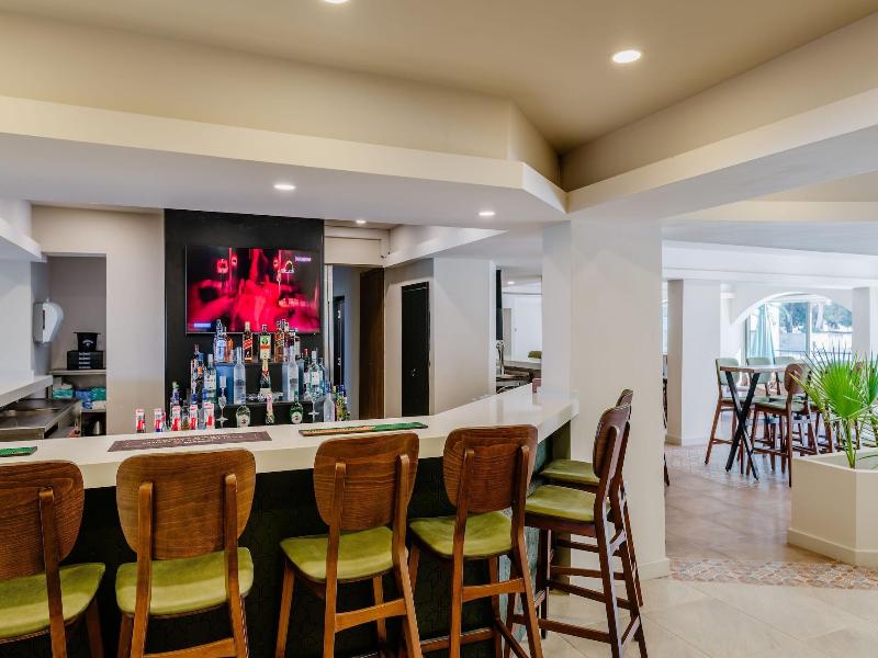 Olivia Palm Hotel image