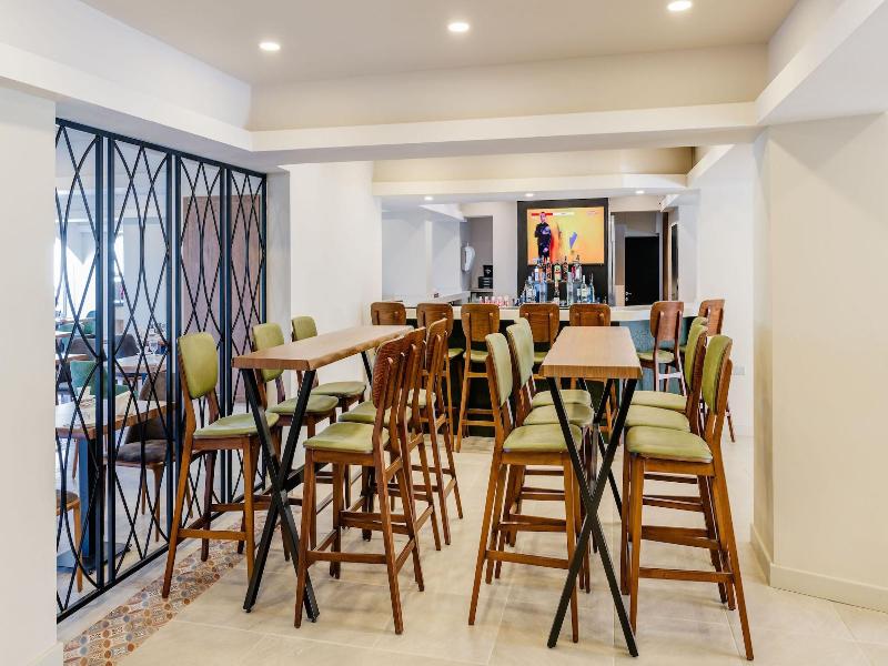 Olivia Palm Hotel image