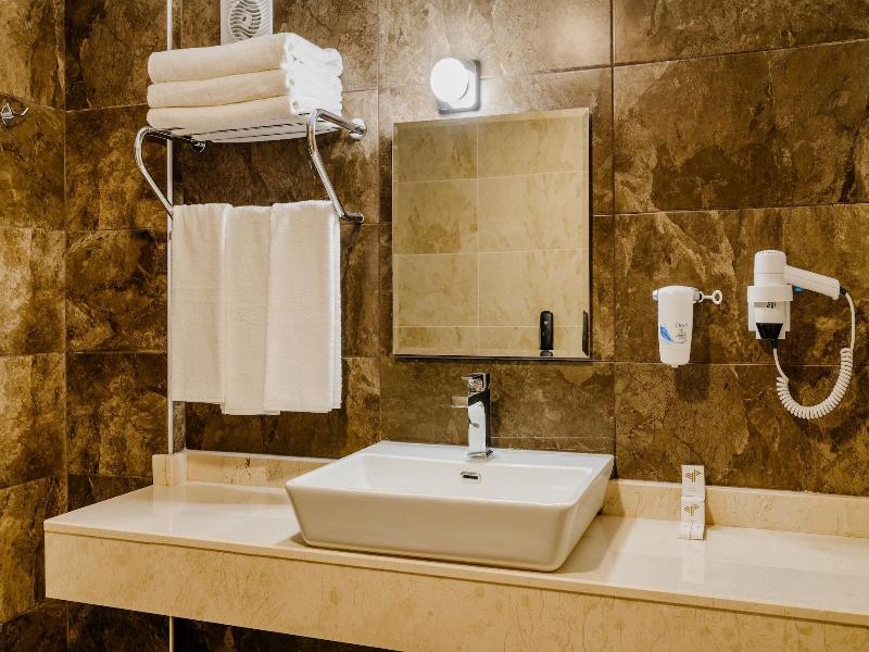Olivia Palm Hotel image