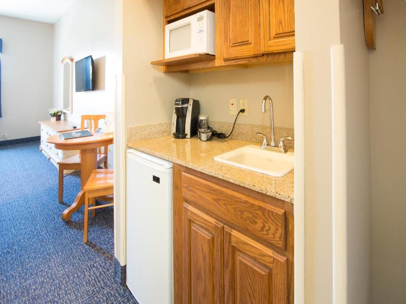 Blue Gate Garden Inn image