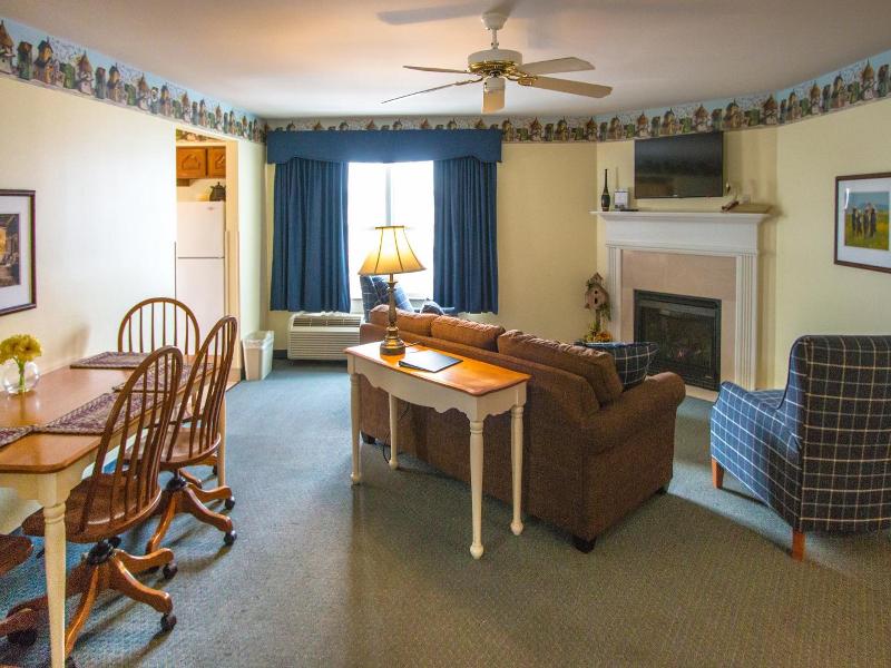 Blue Gate Garden Inn image