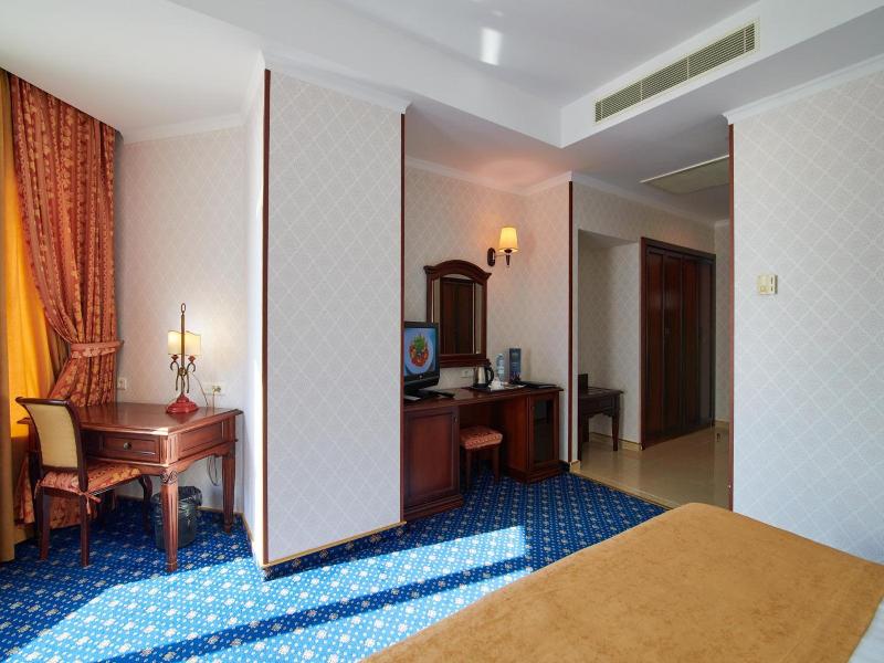 Grand Hotel Victory image