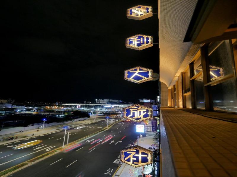 Modern Inn image