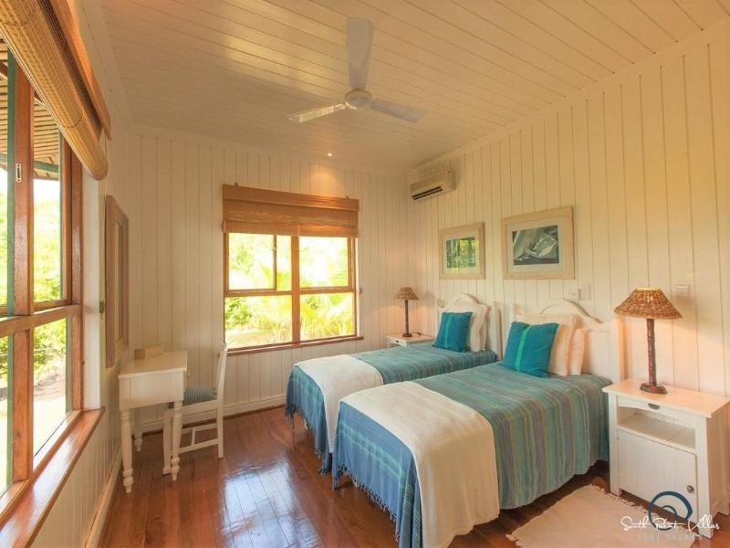 South Point Villas Cerf Island image