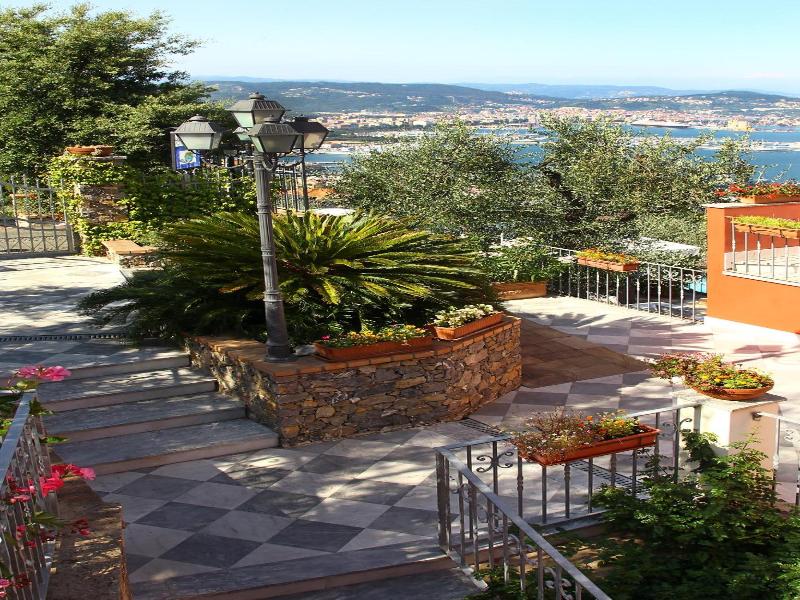 Le Ville Relais image