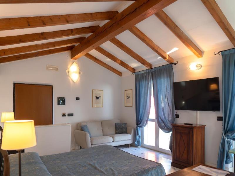 Le Ville Relais image