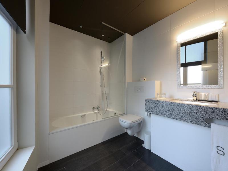 Square Hotel image