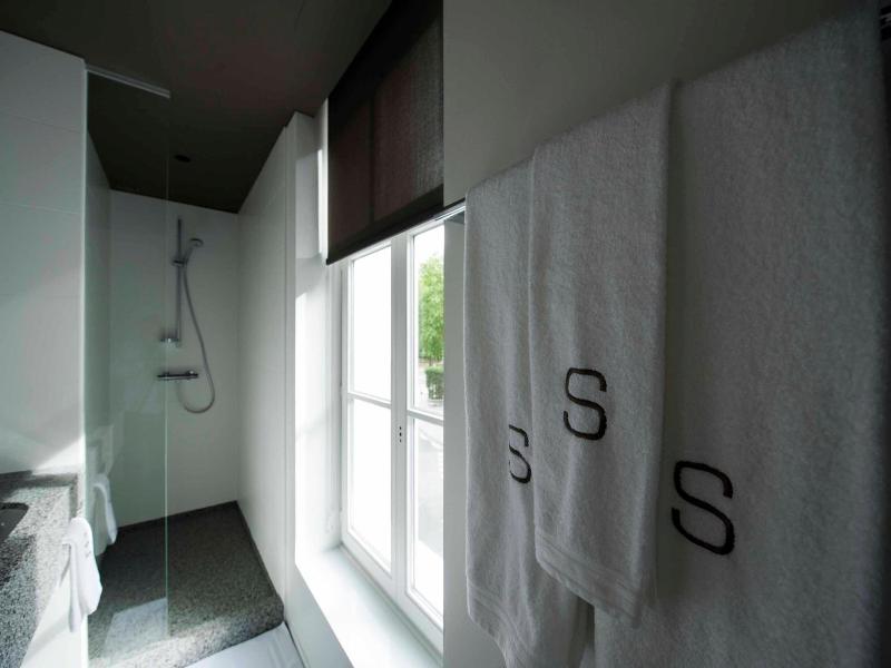 Square Hotel image