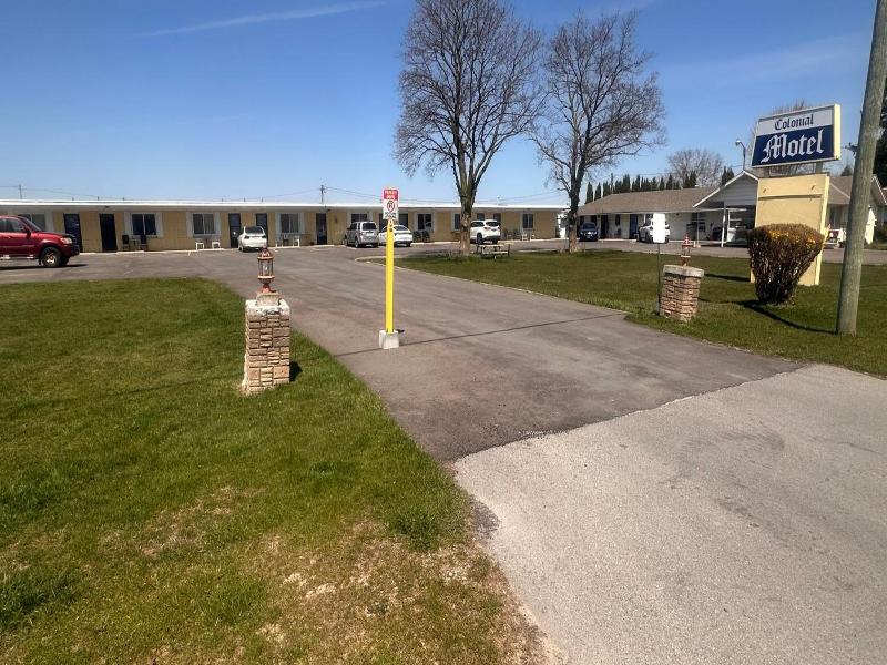 Colonial Motel