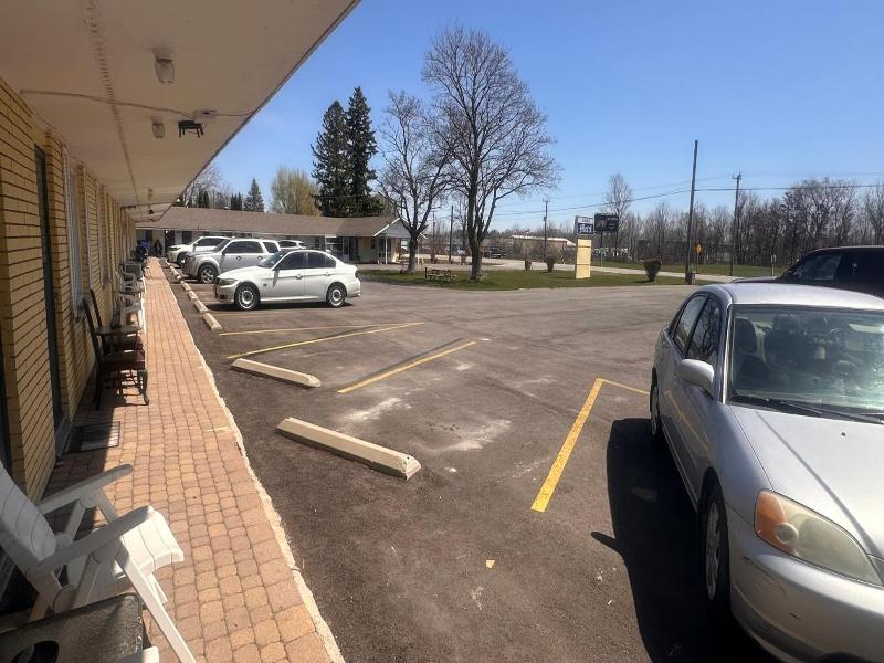 Colonial Motel