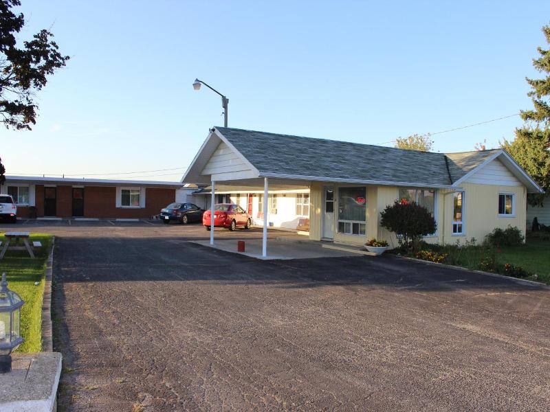 Colonial Motel