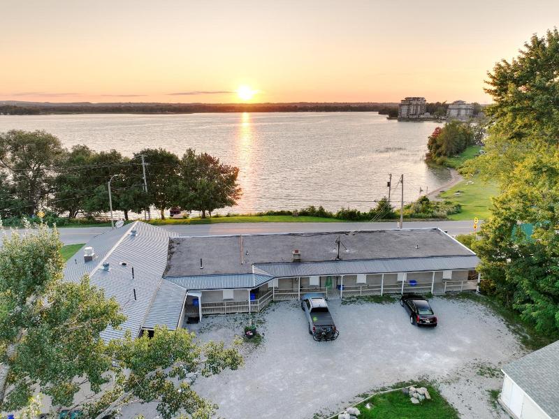 Lakeside Inn image