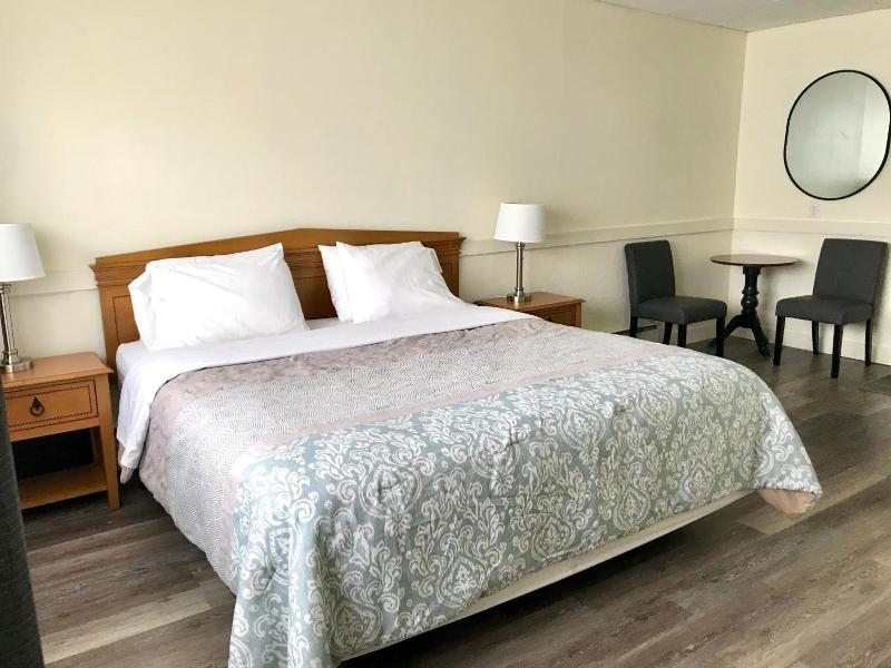 Lakeside Inn image