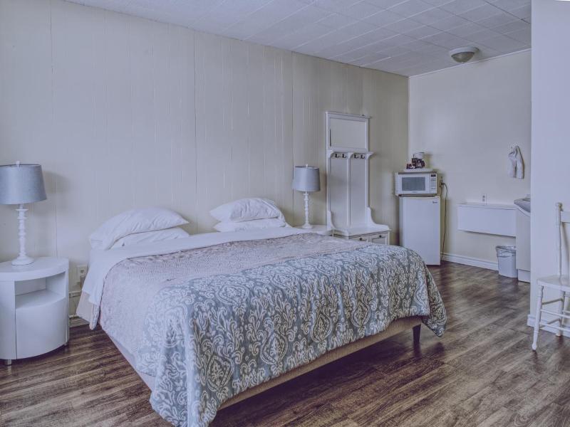 Lakeside Inn image