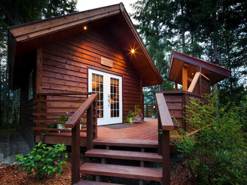 Cedar House Restaurant & Chalets, Golden