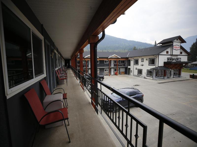 Alpine Inn & Suites image