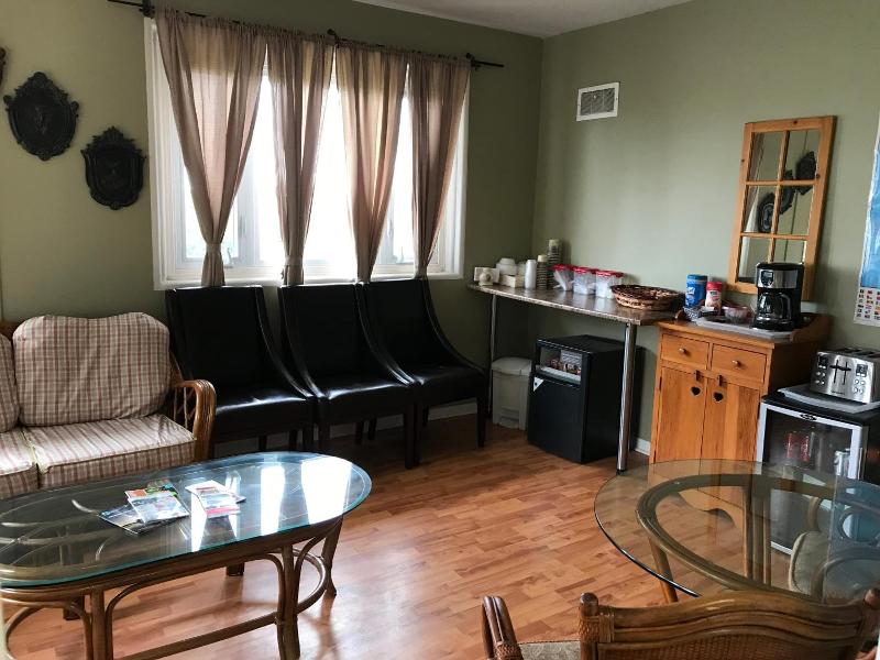 Cardinal Court Motel image