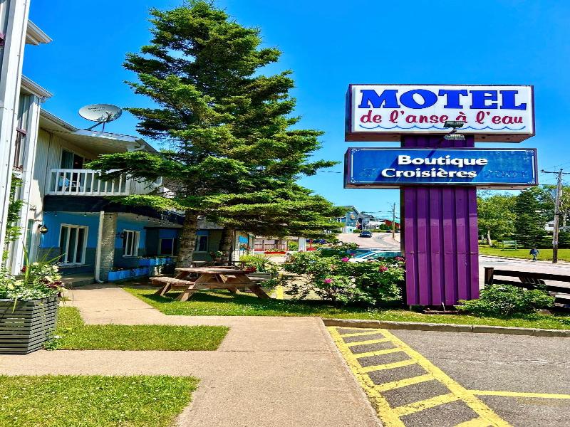 Motel De L'anse A L'eau image