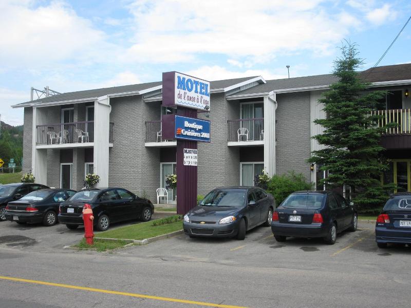 Motel De L'anse A L'eau image