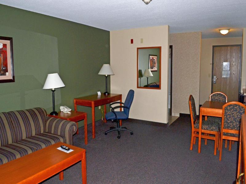 Paola Inn And Suites