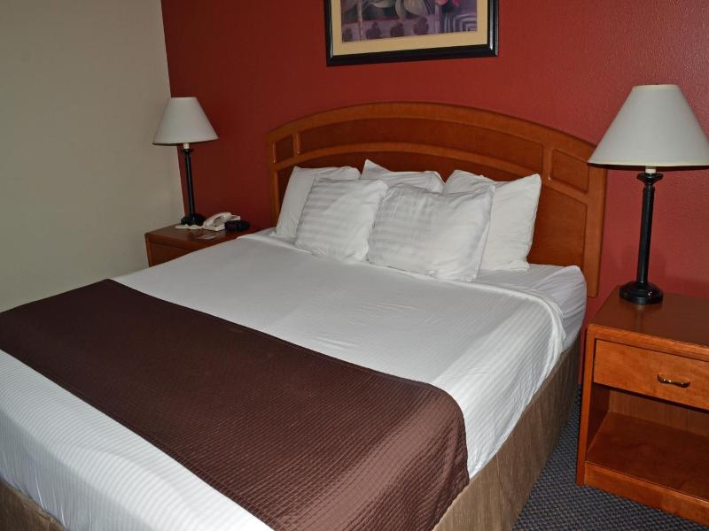 Paola Inn And Suites