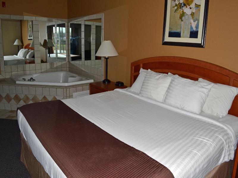 Paola Inn And Suites