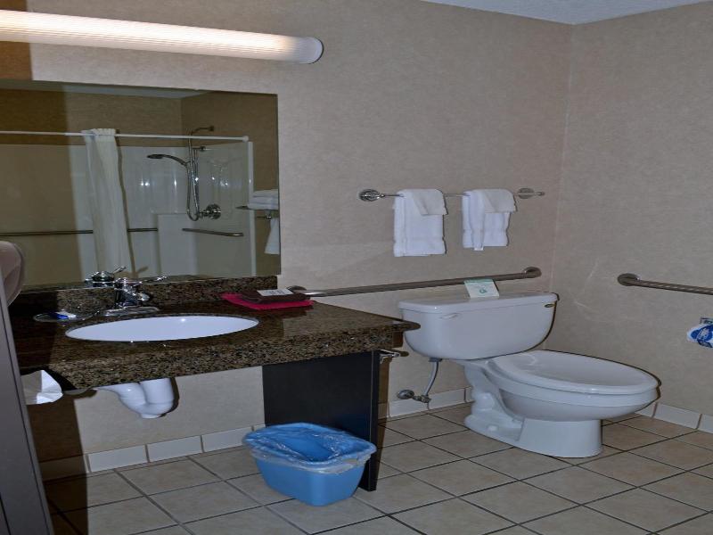 Paola Inn And Suites