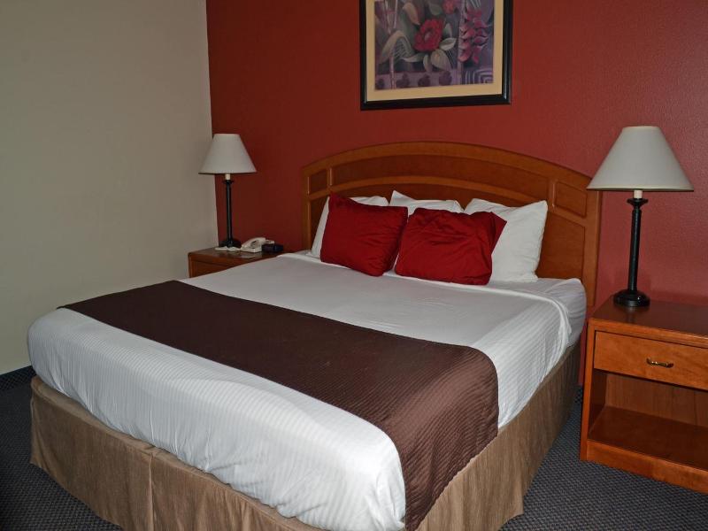 Paola Inn And Suites