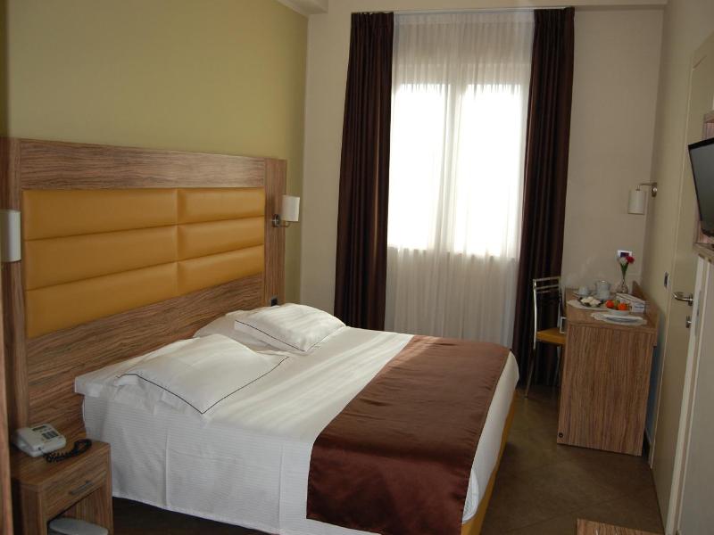Giga Hotel image