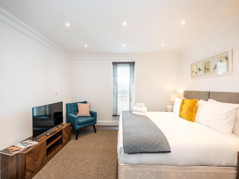 Queensgate Court Apartments image