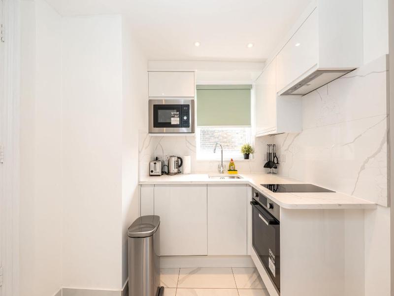 Queensgate Court Apartments image