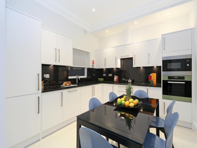 Queensgate Court Apartments image