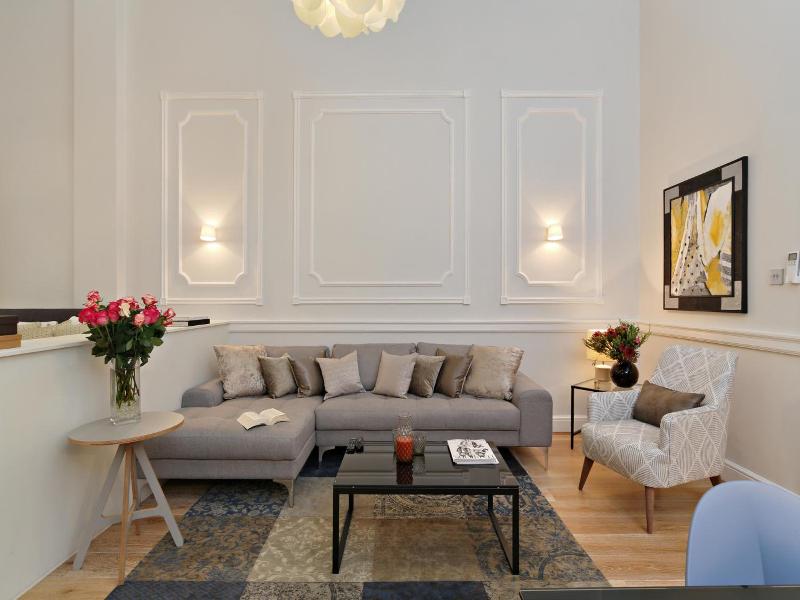 Queensgate Court Apartments image