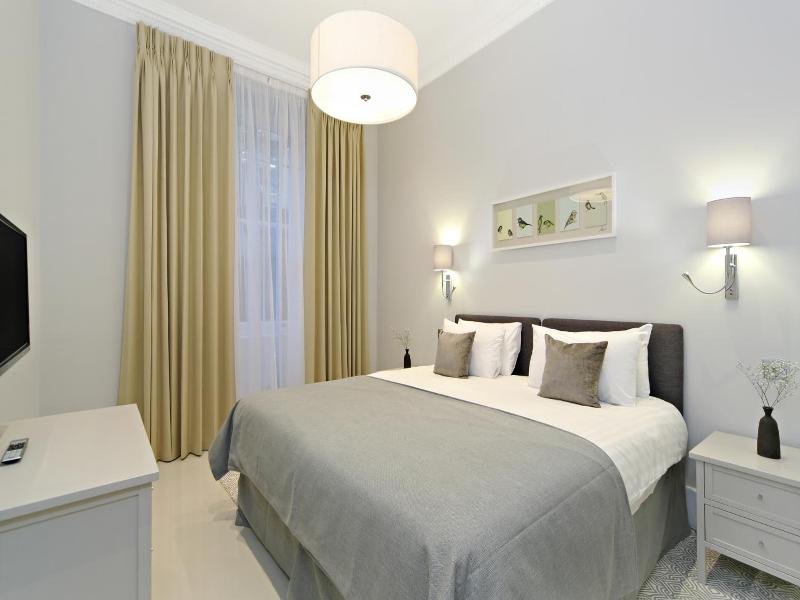 Queensgate Court Apartments image