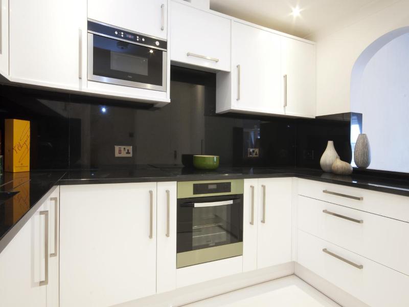 Queensgate Court Apartments image
