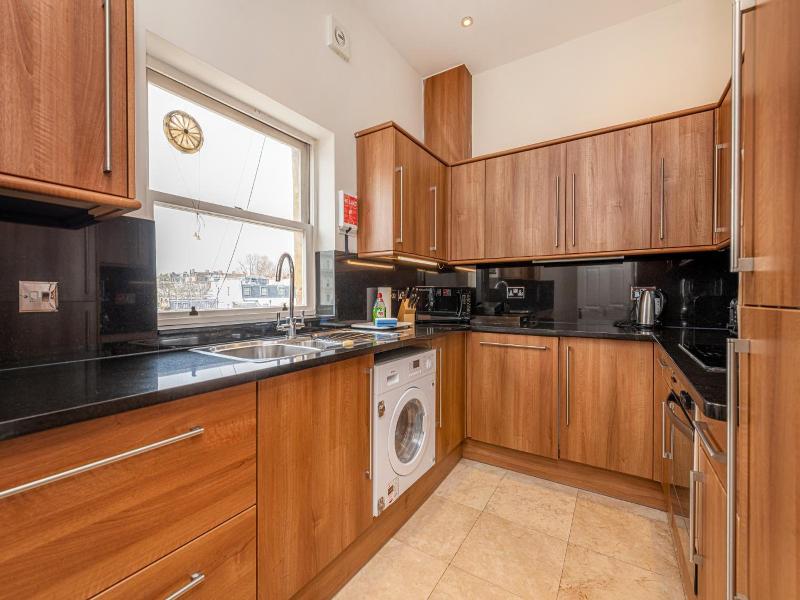 Queensgate Court Apartments image
